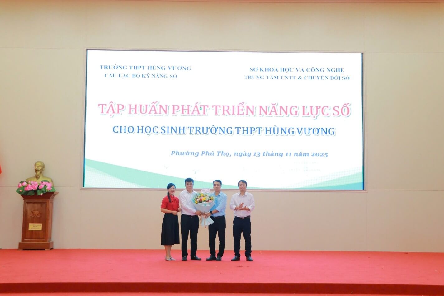 Trường THPT Hùng Vương tổ chức tập huấn phát triển năng lực số